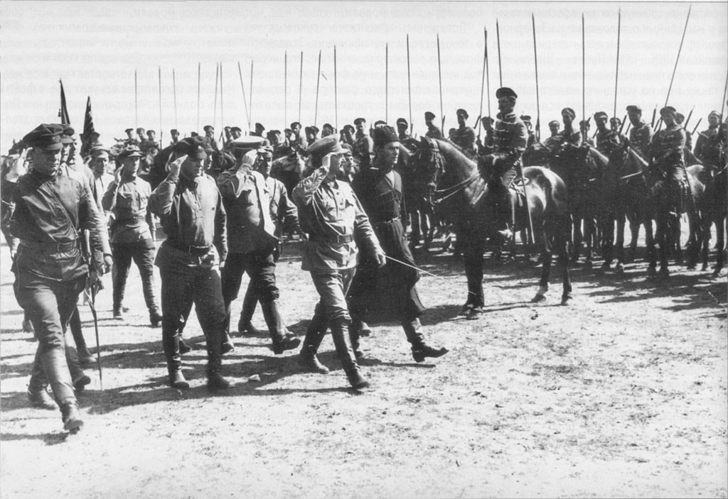 Троцький оглядає підрозділи Червоної Армії в Харкові, який був окупований російськими більшовиками, червень 1919 р.