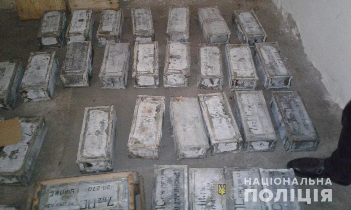 В гараже бывшего военного кладовщика обнаружили 49 ящиков патронов и 175 гранат 5