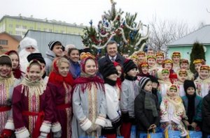 Янукович съездил в детдом и пообещал детям планшеты