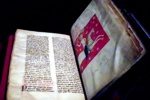 Одну з найбільш рідкісних і дорогих книг світу виставили в іспанському соборі