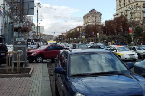 Порошенко подписал закон о праве полиции эвакуировать авто, мешающие проезду 
