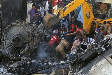 Пакистан уточнив кількість загиблих під час катастрофи пасажирського лайнера