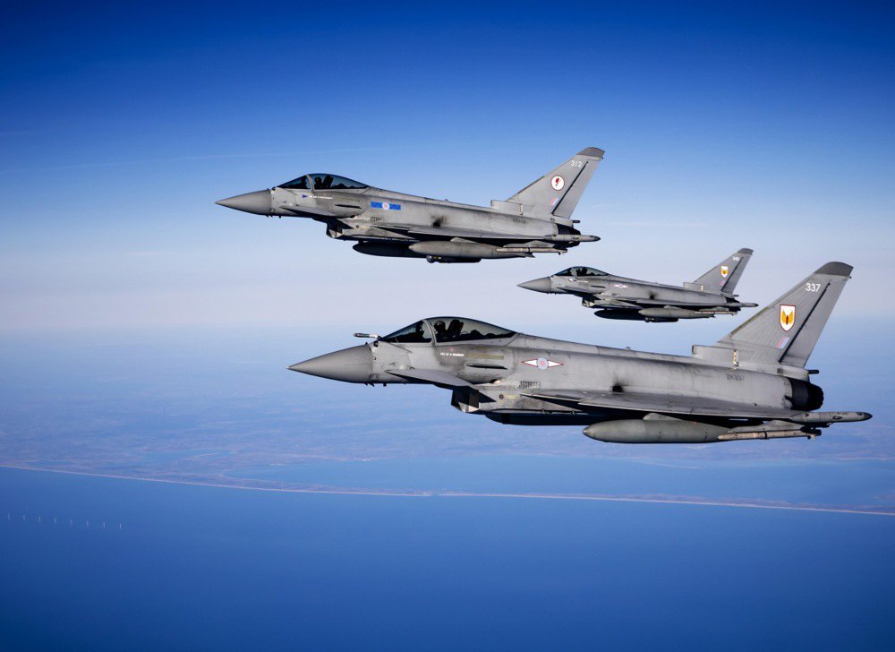 Британські винищувачі Eurofighter пролітають над Північним морем перед прибуттям на авіабазу Ейндховену, Нідерланди, 2 квітня 2025 року, в рамках навчань НАТО Рамштайн.