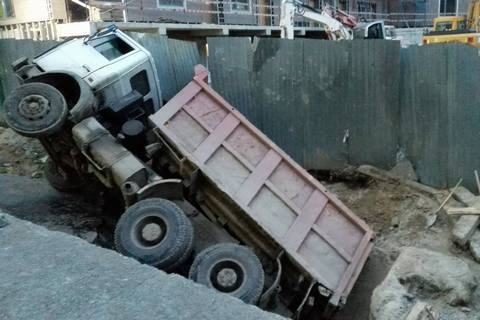 В "Охматдиті" вантажівка провалилася в котлован