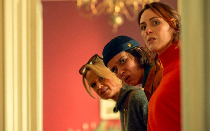 Повернення «Клініки», чорні комедії, розслідування МІ-5: сім серіалів лютого 