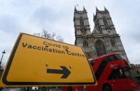 В Великобритании первую дозу вакцины от ковида получила половина взрослого населения