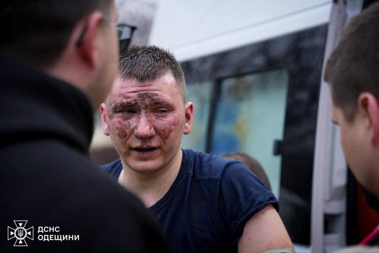 Рятувальники надають допомогу колегам, які постраждали після атаки на Одесу