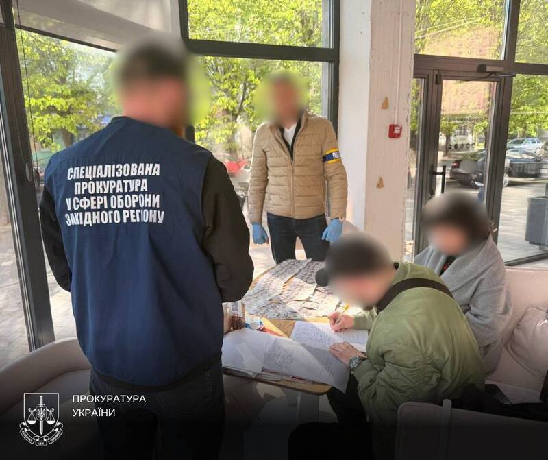Посадовець запевняв, що може вплинути на інших службових осіб 