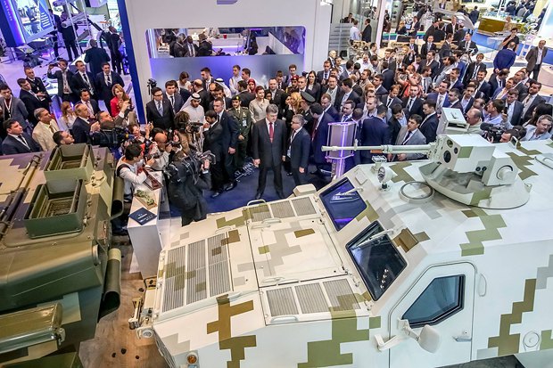 Петр Порошенко на международной выставке вооружений и военной техники IDEX-2015, проходящей в Абу-Даби
