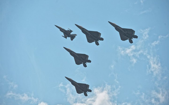 Польща підняла винищувачі через російську атаку по Україні