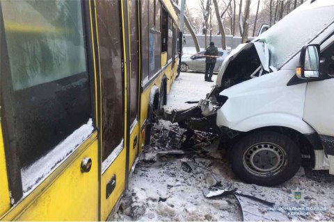 На трассе под Киевом столкнулись автобус и маршрутка
