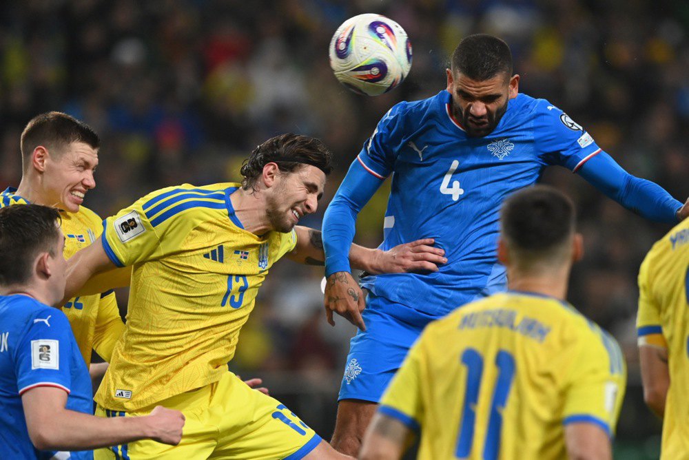 Ілля Забарний бореться за м'яч