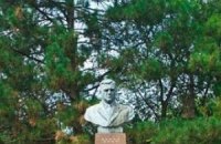 Одесские вандалы сбросили с постамента памятник дважды Герою Социалистического Труда