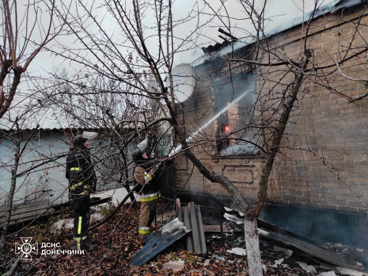 Рятувальники ліквідовують пожежу після обстрілу