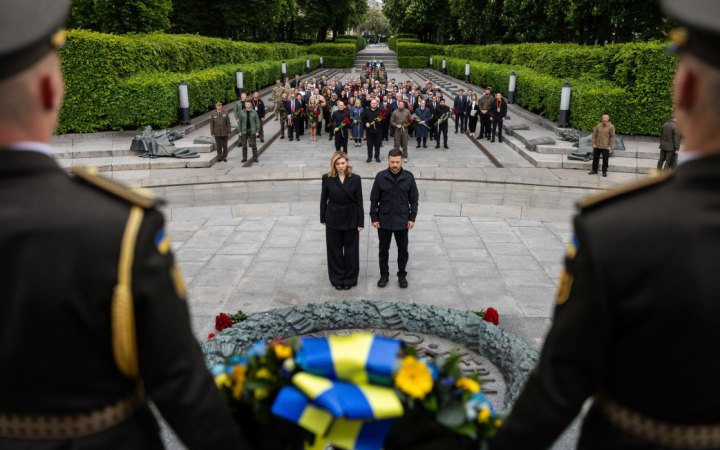 Президент і перша леді вшанували пам’ять загиблих у Другій світовій війні