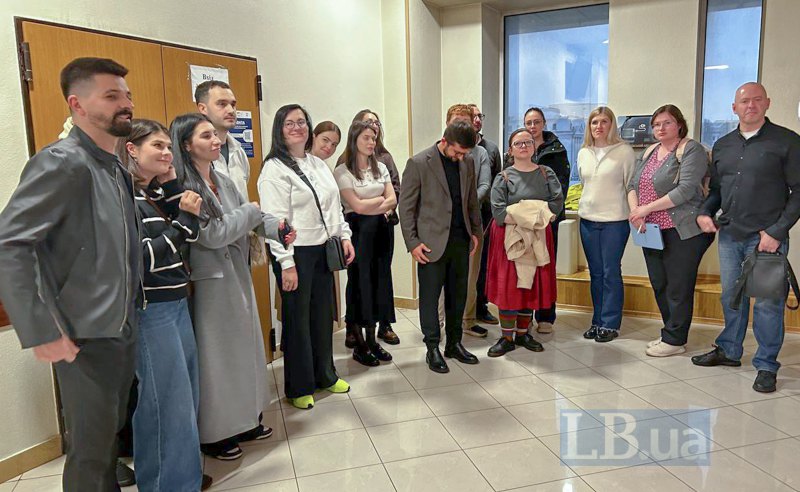 Віталій Русаков (в центрі) з групою підтримки