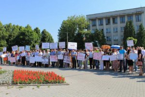 "ПрикарпатЗападтранс" провел митинг возле апелляционного хозсуда в Ровно