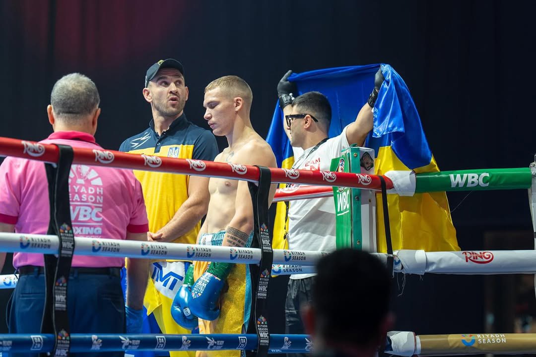 Данило Лозан перед боєм. Віктор Петриченко ліворуч