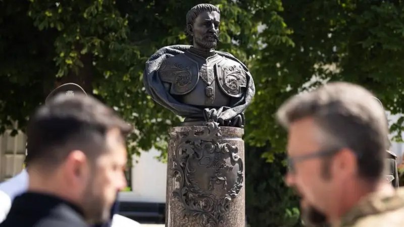 Вважаю, що ідеальне місце для Мазепи існує. Існує з грудня 2013 року на бульварі Шевченка (…..) І там, де Ленін впав, міцно стоятиме Мазепа», – сказав президент Зеленський, відкриваючи 28 червня погруддя гетьмана на території Лаври