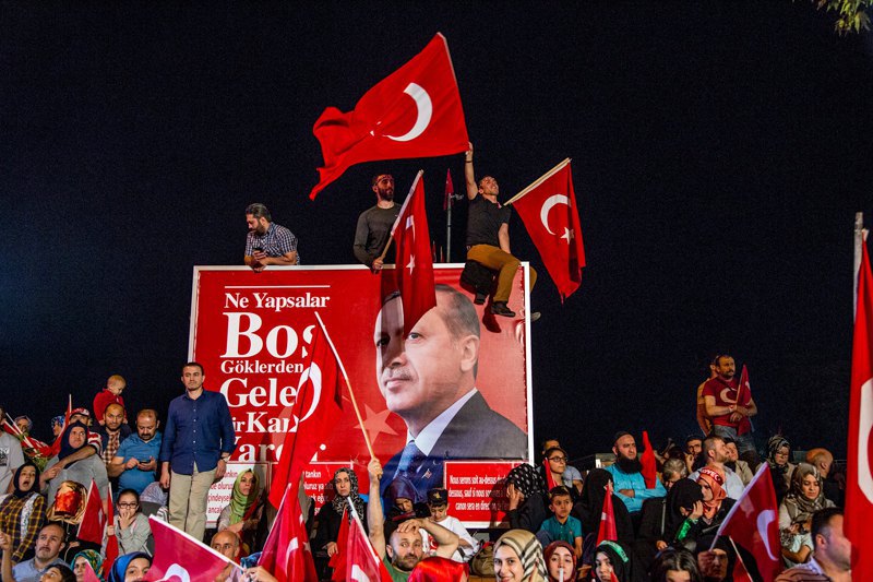  Каждую ночь в районе Уксюдар возле большого двухэтажного дома президента Эрдогана собирается толпа его сторонников.