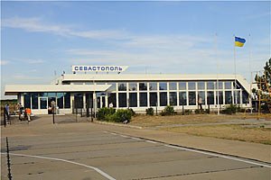 Аэропорт Бельбек в Крыму заблокировали около 10 машин ЧФ РФ, - очевидец 
