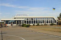 Аэропорт Бельбек в Крыму заблокировали около 10 машин ЧФ РФ, - очевидец 