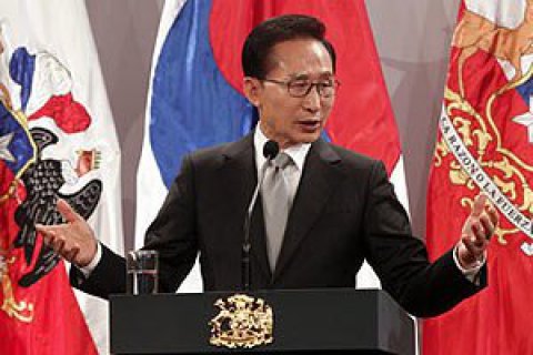 Экс-президент Южной Кореи получил 15 лет тюрьмы за взяточничество