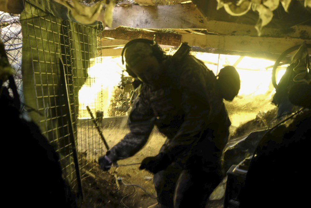 Українські військовослужбовці ведуть вогонь зі 122-мм гаубиці Д-30 , Донецька обл, 25 червня 2025 р.