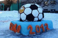 ​В колонии Тимошенко заключенные слепили мяч к Евро-2012