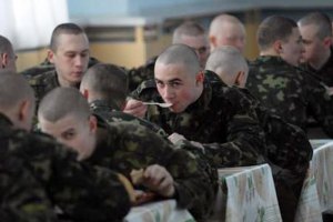 Російських військових шість днів на тиждень годуватимуть салом