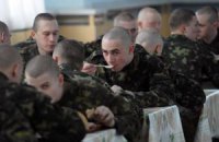 Російських військових шість днів на тиждень годуватимуть салом