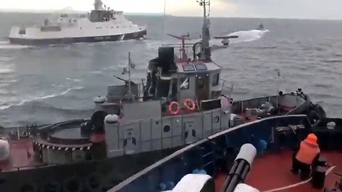 Стоп-кадр из видео тарана украинского буксира кораблем РФ