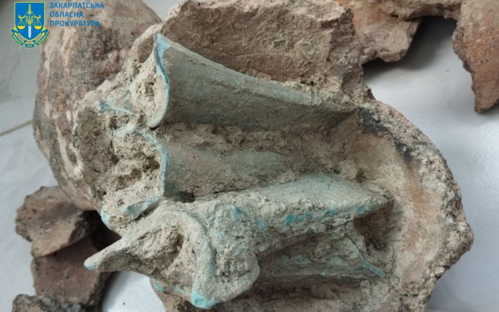 На Закарпатті від незаконного продажу врятували унікальний кельтський скарб