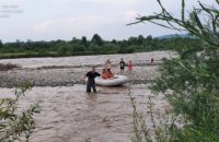 На Прикарпатье спасатели спасли 6 детей, которые в непогоду оказались на острове посреди реки