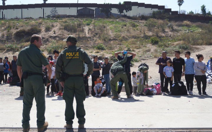Верховний суд США дозволив Техасу вживати жорских заходів проти мігрантів