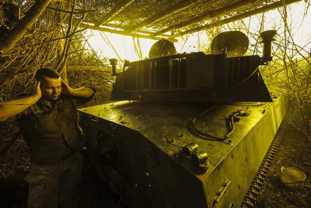 Військовослужбовці 24-ї механізованої бригади імені Короля Данила ведуть вогонь зі 122-мм гаубиці 2С1 на околиці Часового Яру,
Донецька обл., 22 липня 2025 р.