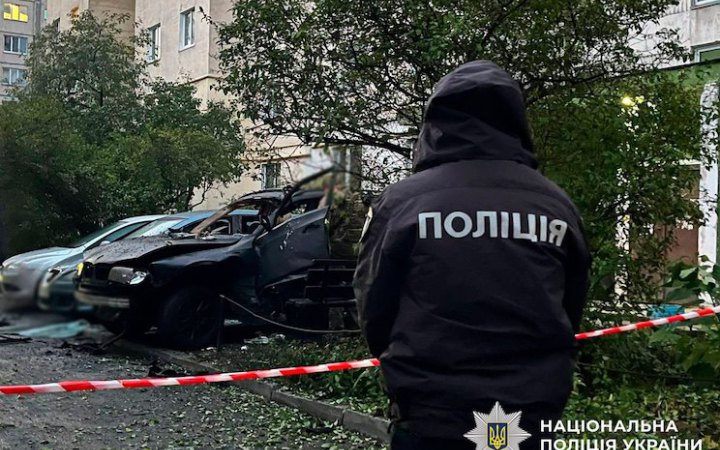 У Києві в дворі багатоповерхівки вибухнуло авто