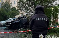У Києві в дворі багатоповерхівки вибухнуло авто