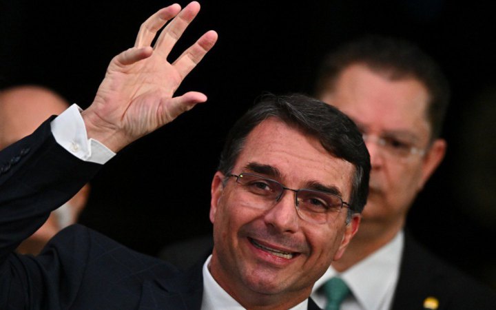 У Бразилії син ув’язненого Болсонару скорочує розрив з Лулою перед виборами у жовтні