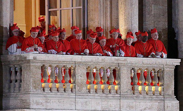 Кардиналы, расположившиеся на соседнем с понтификом балконе, наблюдают за толпой на площади Святого Петра