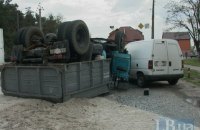 В Киеве перевернулся грузовик с песком