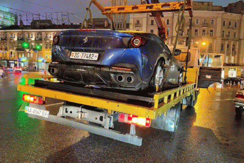 В Киеве за неправильную парковку эвакуировали на штрафплощадку суперкар Ferrari
