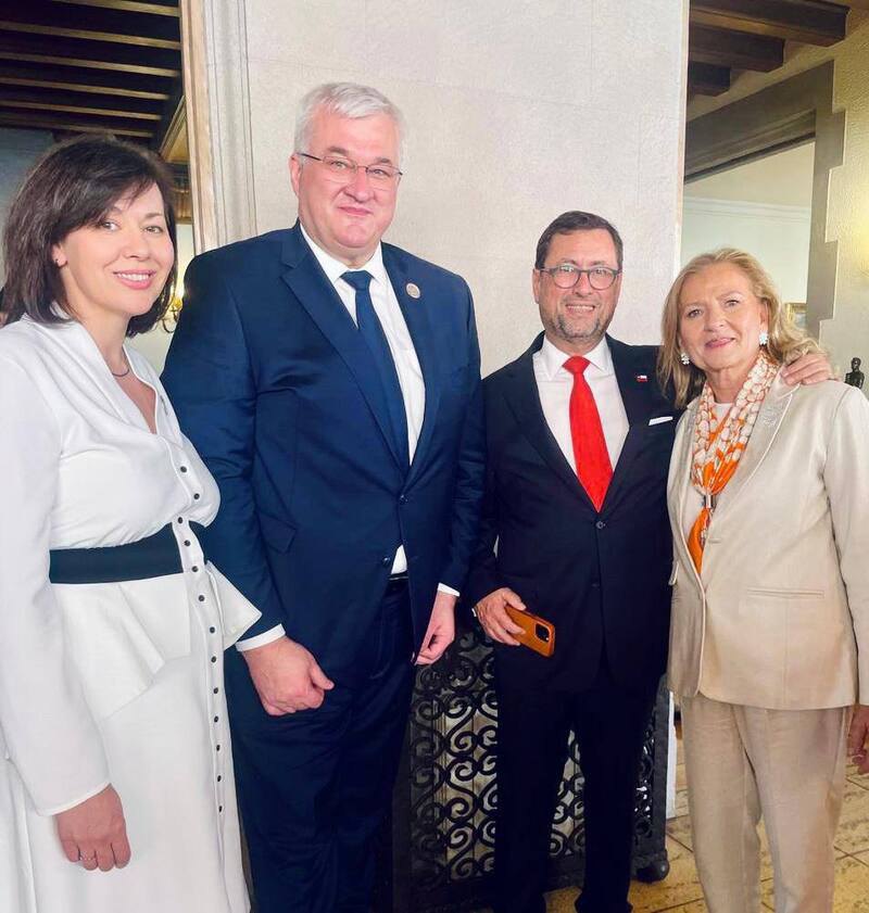 Андрій Сибіга і Франсіско Перес Маккенна з дружинами