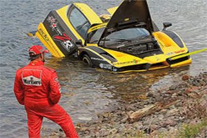 Редчайший Ferrari Enzo за 1,5 миллиона долларов во время гонок упал в океан