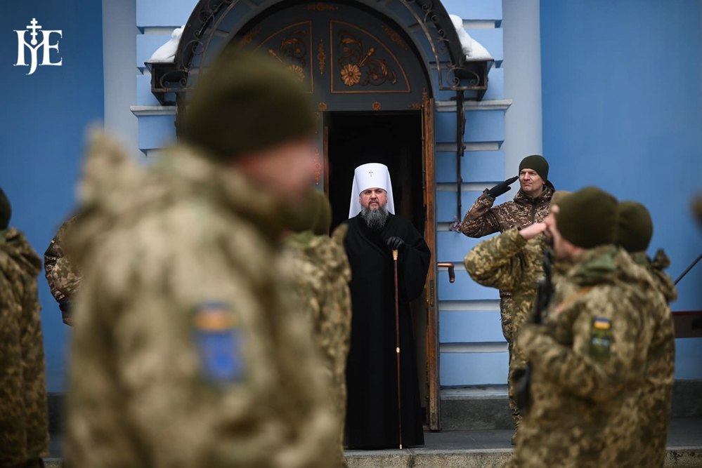 Митрополит Епіфаній благословив бойові прапори військових частин Сил ТрО ЗСУ та побажав Божої допомоги кожному українському захиснику.