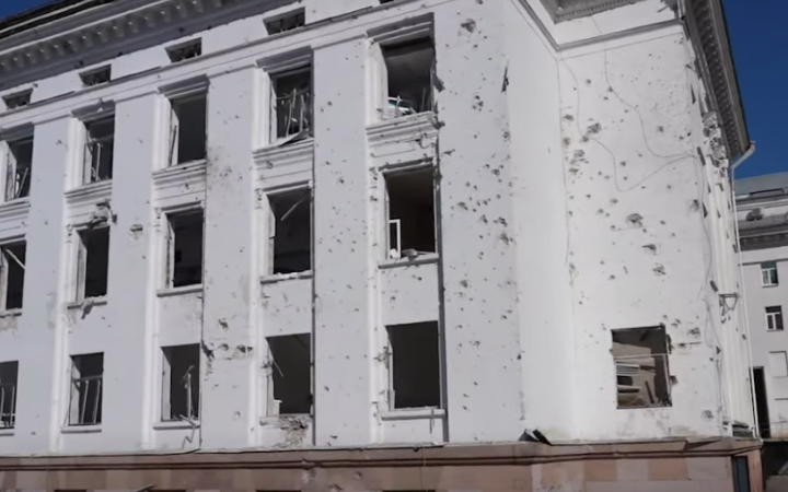 Сьогодні вранці ворог скинув 5 авіабомб на центр Краматорська: пошкоджено 49 багатоповерхівок, є поранена