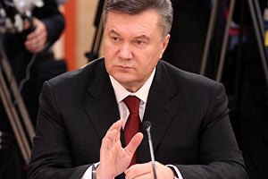Активисты от оппозиции показали Януковичу красную карточку