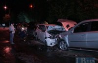 В Киеве Mercedes выехал на "встречку" и разбил два автомобиля