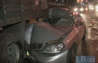 У Києві легковик протаранив припарковану вантажівку