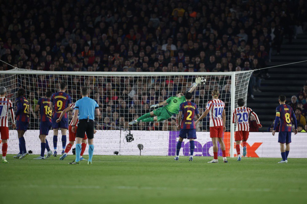 Гол Альвареса зі штрафного